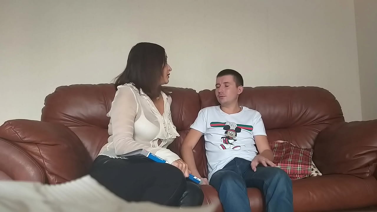 Studentă timidă și-a tras-o cu profesoara insațiabilă (Milf Alina Tumanova)