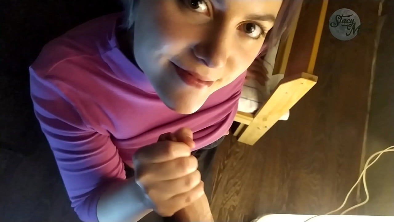 Porno tipic rusesc acasă cu un complot de pula și o înghițitură bună și profundă