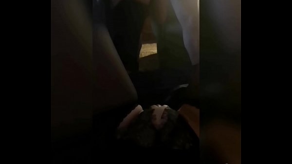 Sexy MJM. Soțul și-o trage cu prietena în fața soției sale. Păsărica soției se udă, fanteziile ei murdare îi năpădesc mintea