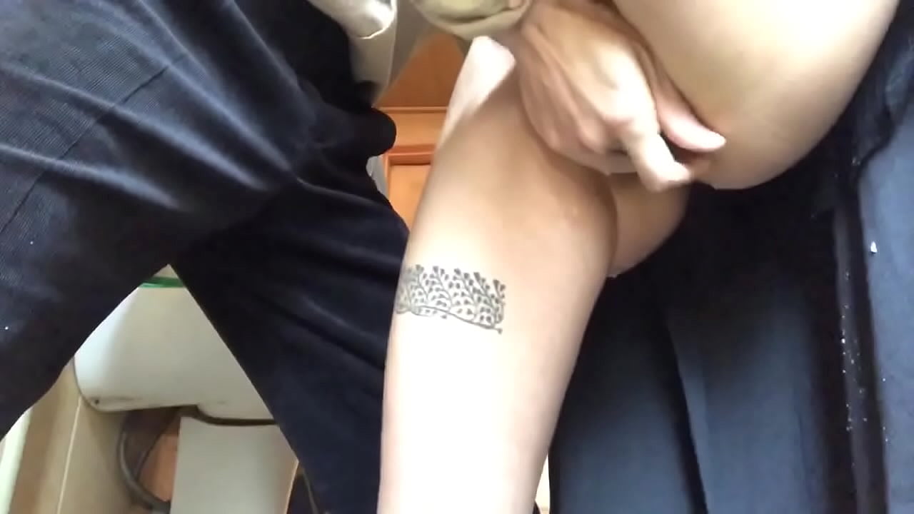 Squirt în baia școlii, un adevărat orgasm spumos - profesorul meu a făcut tot ce a putut