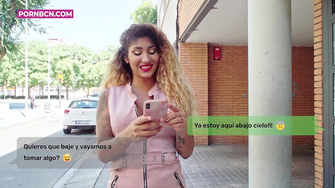 Soție infidelă pe cale să și-o tragă tare cu amantul ei tânăr în timp ce soțul ei lucrează. Latină cu țâțe și un fund mare. Venus Afrodita.