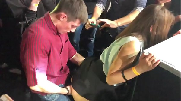 Sex real într-un club de noapte rusesc. O rusoaică de 18 ani în anus și vagin futută într-un club de noapte